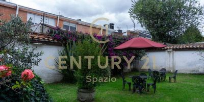 Les presento este lote con gran potencial, ubicado en el barrio la Calleja en la zona norte de la ciudad. Este lote se encuentra muy cerca al centro comercial Unicentro y a la zona gastronomica de la carrera 19, tambien colegios, iglesias, supermercados, clinicas, bancos y el clud el Country se encuentran a unos metros. Esta priviligiada ubicacion permite facil acceso por la autopista norte, carrera 19 y calle 127.  Sera un gusto acompañarlos en esta visita, agende su cita ahora.