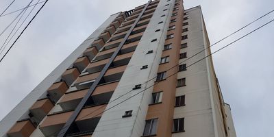 Apartamento en excelentes condiciones con sala-comedor con balcón, cocina integral con mesón en granito pulido, zona de ropas, dos habitaciones con closet, y dos baños con divisiones en vidrio templado. Ubicado en edificio residencial tranquilo y seguro de fácil acceso a vías principales.