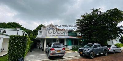 CASA EN EXCLUSIVO SECTOR DE LA CIUDAD, EN CONJUNTO CERRADO, DOS PISOS, CON EXCELENTES ACABADOS, ÁREA, ILUMINACIÓN, VENTILACIÓN Y CORTINAS ELECTRICAS . CONSTA DE CUATRO ALCOBAS CON CLOSET, CINCO BAÑOS, ALCOBA DE SERVICIO, ESTUDIO, SALA-COMEDOR, COCINA INTEGRAL, ZONA DE ROPAS Y TRIPLE PARQUEADERO CUBIERTO. EL CONJUNTO CUENTA CON EXCELENTES ÁREAS COMUNES.