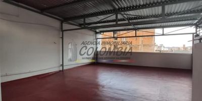 EXCELENTE APARTAMENTO ,TERCER PISO, CON EXCELENTES ACABADOS, ÁREA, UBICACIÓN, ILUMINACIÓN Y VENTILACIÓN. CONSTA DE SEIS ALCOBAS TRES  CON CLOSET, DOS BAÑOS, SALA-COMEDOR, COCINA SENCILLA Y ZONA DE ROPAS.