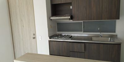 Apartamento de de 61 m2, cuenta con 2 habitaciones, 2 baños, cocina integral, sala comedor, zona de ropas, balcón, parqueadero y cuarto útil. 
La unidad cuenta con portería 24/7, zonas verdes, zona infantil, piscina, 3 ascensores y parqueaderos de visitantes.