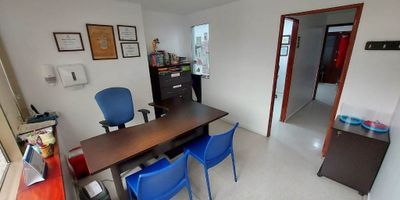 Consultorio ubicado en el sector de milla de Oro, cuenta con facilidad de acceso a rutas de servicio público, debido a su buena ubicación. Además cerca al centro comercial san Fernando Plaza, centro comercial Oviedo y Centro comercial santa Fe.