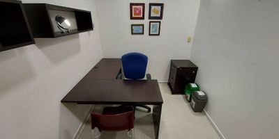 Consultorio ubicado en el sector de milla de Oro, cuenta con facilidad de acceso a rutas de servicio público, debido a su buena ubicación. Además cerca al centro comercial san Fernando Plaza, centro comercial Oviedo y Centro comercial santa Fe.