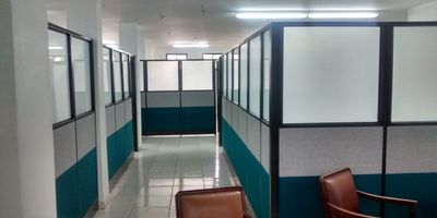 SE ALQUILA LOCAL CON OFICINAS 2do Piso. Central

Área: 240m2 (12 frente x 20 Fondo) Valor Canon mensual $3’500.000

Está ubicada en los altos de SERVIENTREGA del centro. Consta de 8 oficinas grandes (2 de ellas gerenciales con baño en cada una), 3 baños sociales y una cocineta. Pisos en cerámica, estrato 3. No hay ascensor. Ideal para personal administrativo.

Esta cerca de la Plaza de Bolívar, DIAN, zona bancaria, Alcaldía, Curaduria, supermarcados COMFANDI Etc.