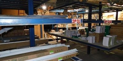 Excelente Bodega Ubicada en el sector comercial del Pie de la Popa sobre la Avenida Pedro de Heredia. Cuenta con una superficie total 580 mts , 2 Baños,  2 Parqueaderos. con oficina, Altura 5 metros mas baja 7 la mas alta. Soporte de piso  500kgmt2. - 0.5tmts. Acceso internet. Seguridad Alarma. Línea telefónica, Luz eléctrica, Sistema contra incendio no. Sistema de ventilación si. Estrato comercial 7Ancho 26mLargo 30m.