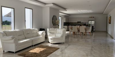 Kilómetro 3 conjunto villas del Palmar, lote 7 casa 10
Lote 1000
Area construida más de 500 mtr
5 habitaciones
Cuarto de labores
Cuarto util
Cocina integral 
Calentador de agua
6 baños
Kiosko
Piscina
Parqueadero para dos carros
Zona para cancha sintetica
Bomba subterránea para desagüe