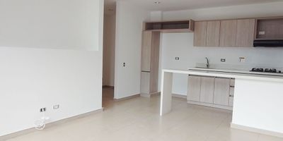 Apartamento en arriendo en unidad cerrada sector altos del poblado a dos cuadras de la iglesia del Padre Marianito, éxito espress, Hotel Inter y con facil acceso desde Las Palmas y la Superior. Piso en ceramica y madera, puerta de seguridad, sala comedor, 3 alcobas con baño en la principal, cocina integral abierta tipo americano, balcon y parqueaderos independientes cubiertos. Unidad con acabados muy modernos, excelente vista sobre la ciudad, construccion tradicional, zonas sociales con piscina, gym, turco, parque infantil, placa polideportiva, cancha de squash, zonas verdes, vigilancia 24 horas, citofonia y circuito cerrado de tv.