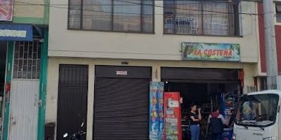 Casa rentable de tres plantas sobre una via vehicular a poca distancia de servicios publicos de transportes, colegios, hospitales y centros comerciales, con vias de acceso como la calle 63 y la 72. El primer piso cuenta con dos locales amplios cada uno con bano privado, segundo piso un apartamento de tres habitaciones, sala y comedor, cocina tradicional y bano social, tecer piso un aparta estudio de una habitacion, espacio para sala o comedor, cocina tradicional, bano social y amplia terraza. 