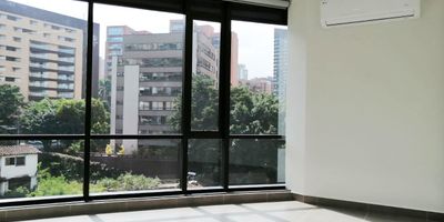 Oficina en venta en edificio en el sector de Alejandría, cerca a San Fernando Plaza, Mall La Strada, restaurantes, hoteles, fácil acceso a rutas de transporte, vías principales, y una gran variedad de servicios complementarios. Piso en baldosa, un espacio, baño privado, cocineta, cableado de red, techo cielo raso, aire acondicionado privado, y parqueadero cubierto. Edificio nuevo con tecnología de punta en sistemas de seguridad, accesos biométricos, vigilancia 24 hrs, y circuito cerrado de tv. *Inmuebles sujetos a verificación de disponibilidad.*