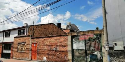 Lote en venta en el centro de Engativá, , con una ubicación privilegiada a tres casas del parque central. Ideal para proyecto. Cerca al paradero de los sitp, comercio, asaderos, restaurantes, estación de policía, colegios, parque la Florida, centro comercial muisca, zona de Bancos. Medidas de lote 12.50 Mt frente x 16 Mt Fondo. Cuenta con servicio de agua, luz y gas, dos salidas de alcantarillado. Cimientos para cuatro pisos