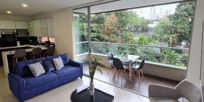 Apartamento amoblado en arriendo en unidad cerrada cerca a parques, entorno muy natural y tranquilo, poco flujo vehicular y fácil salida hacia via principal y rutas de transporte publico. Piso en porcelanato, sala comedor, 3 alcobas con baño en la principal, cocina integral abierta tipo americano, balcon y parqueadero cubierto. Cuenta con gym, salón social, sauna, zonas verdes, jacuzzi en la terraza, vigilancia 24 horas, citofonia y circuito cerrado de tv . *Inmuebles sujetos a verificación de disponibilidad.*