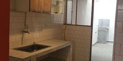 Casa de tres pisos, iluminada entra  el sol  en las  tardes, ubicada  en el noroccidente de Bogotá, a 50 metros  de la  calle  80,   Cerca de centros comerciales Unicentro de  occidente, Portal 80, Diver Plaza y el nuevo Centro Comercial Nuestro Bogotá. Sector de alta valorización, con parques cercanos , canchas de futbol, supermercados, iglesias, hospitales, colegios, esta  distribuida de  la siguiente  manera, piso 1, tiene dos  alcobas, sala comedor, cocina tradicional, bañó social, un deposito pequeño, patio  de  ropas cubierto,  piso  2, tres  alcobas, sala comedor, cocina semi integral, baño social, zona  de ropas, piso  tres, tres   alcobas, sala comedor, cocina  semi integral, baño social y terraza,   