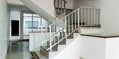 Casa comercial independiente en arriendo en el sector Los Pinos, sobre Av. 80, cerca a Estacion Floresta del Metro, Parque John F. Kennedy, restaurantes, acceso a rutas de transporte y servicios complementarios. Piso en baldosa, 22 espacios, 3 niveles, baños, cocineta, cableado de red, techo cielo raso, divisiones en ladrillo, patio, red de gas y parqueaderos independientes cubiertos. Cuarto Útil. (Ideal para adecuar cualquier necesidad de uso institucional o comercial. Uso de suelo: Alta Mixtura. *Inmuebles sujetos a verificación de disponibilidad.*