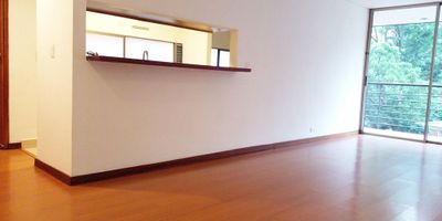 Apartamento en arriendo en unidad cerrada con fácil acceso desde la superior, esta muy cerca la clínica el tesoro. Entorno muy tranquilo y de poco flujo vehicular. Piso en madera, puerta de seguridad, sala comedor, 2 alcobas con baño en la principal, tina, cocina integral abierta, baño de servicio, balcon y parqueaderos lineales cubiertos. Unidad con piscina, gym, sauna, parque infantil, cancha de polideportiva, zonas verdes, vigilancia 24 horas, citofonia y circuito cerrado de tv. *Inmuebles sujetos a verificación de disponibilidad.*