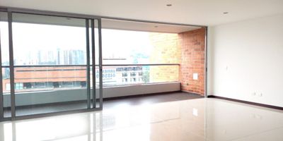 Apartamento en arriendo en unidad cerrada sobre la loma de las brujas. Fácil acceso, rutas de transporte. Entorno tranquilo y con mucha naturaleza. Piso en porcelanato y madera, sala comedor, estar de tv, estudio, 3 alcobas con baño en cada una, cocina integral abierta tipo americano, balcon y parqueaderos lineales cubiertos. Piscina, gym, sauna, parque infantil, cancha de squash, zonas verdes, vigilancia 24 horas, citofonia y circuito cerrado de tv. *Inmuebles sujetos a verificación de disponibilidad.*