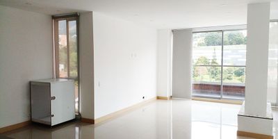 Apartamento en arriendo en unidad cerrada en el sector de los balsos con fácil acceso desde la superior y a una cuadra del complex, isa, rutas de transporte publico, restaurantes y gran variedad de servicios complementarios. Piso en porcelanato y madera, dos niveles, puerta de seguridad, chimenea, sala y comedor independiente, estar de tv, 3 alcobas con baño en la principal, cocina integral abierta tipo americano, alcoba y baño de servicio, balcon y parqueaderos independientes cubiertos. Zona húmeda con piscina, sauna y jacuzzi, además gym, parque infantil, zonas verdes, vigilancia 24 horas, citofonia y circuito cerrado de tv. *Inmuebles sujetos a verificación de disponibilidad.*