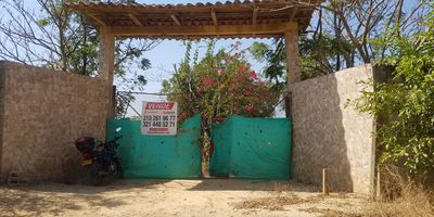 Te presentamos esta finca ubicada en el sector de Petronia - Galapa. Cuenta con dos construcciones una casa principal compuesta por terrazas cubierta, sala, comedor, estar, baño social, cocina, zona de labores, habitaciones cada una con baño privado y vestier. Segunda casa de administrador o mayordomo, compuesta por sala, cocina, baño, dos alcobas. El inmueble cuenta con tubería de agua, pero funciona con motobombas. La finca está cercana a 5 minutos de la circunvala y barrio los Almendros de Soledad y la Institución Educativa Alpes de Sevilla, todo lo que necesitas para tu bienestar y el de los tuyos. Contáctanos y déjanos tener el privilegio de ayudarte a encontrar tu lugar ideal.