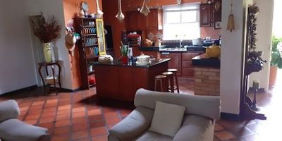 Finca en Venta en Combia, Pereira, Cuenta con un área 470m2, 4 habitaciones, 4 baños, parqueaderos cubiertos: 2, parqueaderos descubiertos: 10, Cocina Integral, Sala y Comedor Independientes, Calentador a Gas, Zona de Ropas, Habitación del Servicio, Balcón, Terraza, Patio, Cuarto Útil, Estudio, Parqueadero Visitantes, Sala Reuniones-Coworking, Piscina, Canchas, Juegos Infantiles, Jardines, Zona Húmeda, Zona BBQ, Antejardín.