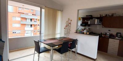 Apartamento en arriendo en unidad cerrada ubicado en el sector Cumbres facil acceso al colegio, la transversal intermedia y gran variedad de servicios complementarios en Terracina Plaza. Rutas de transporte publico y entorno residencial de gran desarrollo urbanistico. Piso en porcelanato, 2 niveles, sala comedor, estudio, 3 alcobas con baño en la principal, cocina integral abierta tipo americano, balcon y parqueadero cubierto. Piscina, gym, sauna, parque infantil, placa polideportiva, vigilancia, citofonia, porteria 24 horas y circuito cerrado de tv *Inmuebles sujetos a verificación de disponibilidad.*