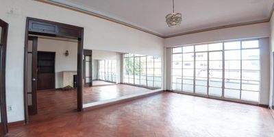 [VEN] ID HOUM: 48696

En Houm te ayudamos de forma fácil y segura. Los beneficios de comprar con nosotros:
    • Te ayudamos a conseguir financiamiento a través de una asesoría personalizada
    • Mediación y seguimiento de todo el proceso
    • Ponemos a tu disposición profesionales en notariado, registro y asesoría jurídica
¡Solo te preocupas de las firmas!

Departamento en venta, ubicado en el barrio  San Diego, Sagrado Corazón, con una superficie construida de 267 m² y superficie total de 267 m². 

Sus principales características son:

    • 5 dormitorios
    • 3 baños
    • Admite mascotas
    • Año de construcción: 1960
            
Si compras con nosotros, te brindamos asesoría personalizada durante todo el proceso.
        
¡Comienza una nueva etapa con Houm! Compra fácil, rápido y seguro.