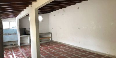 Bodega para  arriendo en Medellín sector del Salvador, ubicado en segundo piso; Cuenta con 90 metros cuadrados, cocineta sencilla, ventanal, 1 baño. Ideal para tu negocio.