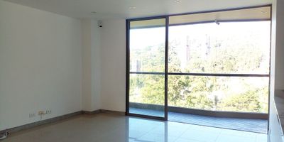 Apartamento en arriendo en unidad cerrada en el sector conocido como la Cola del Zorro con facil acceso desde las Palmas y salida hacia la Superior. a pocas cuadras de la oferta educativa de los colegios la Sra de la providencia, San jose de la Salle y el Ces. Piso en porcelanato y madera, puerta de seguridad, sala comedor, 2 alcobas con baño en la principal, cocina integral abierta tipo americano, balcon y parqueaderos lineales cubiertos. Piscina, gym, turco, parque infantil, zonas verdes, vigilancia 24 horas y circuito cerrado de tv.