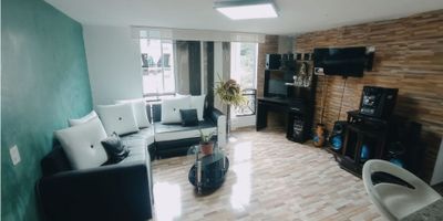 
Se vende apartamento en Bello - la Cumbre


Apartamento con excelente ubicación en Unidad cerrada muy campestre ideal para salir de paseo con las mascotas, además cuenta con muy buen servicio de transporte al metro y parque de bello y centro de la ciudad.

cuenta con cercanías al parque de bello, Comfama barrio Pérez, caí, mercadería D1, justo y bueno, restaurantes, bancos, colegios entre otros sitios de interés.

° Estrato 3
° Administración $125.000
° Antigüedad 2017
° Área de 62 Mts Aproximadamente
° Piso 18 con ascensor
° Cocina integral
° Zona de ropas
° Sala comedor amplia
° 3 Habitaciones
° 1 Baños
° espacio enchapado para segundo baño o Vestier amplio

La unidad cuenta con
· Gimnasio dotado
· Juegos infantiles
· Piscina adultos
· Piscina niños
· Salón social
· Cancha con mallas
· Zona de descanso
· Zona para mascotas
· Zonas verdes para caminar
· Portería y vigilancia 24 horas
