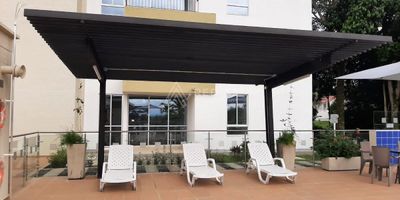 Apartaestudio en séptimo piso con un área de 36.38 m², una alcoba con dos closets, sala comedor, balcón, cocina integral con gas natural y muebles inferior y superior, zona de ropas, calentador a gas, un baño y un parqueadero cubierto. El conjunto cuenta con zona social, gimnasio, sauna, turco, parqueadero para visitantes, piscina para adultos y niños, zona de yoga, sanitario canino, sendero ecológico, vigilancia y portería 24/7. Cerca de Galicia Mall Plaza, parque Consotá, zona gastronómica, Ukumarí, Colegio La Salle y hoteles, transporte público (Megabus)  y cómodas vías de acceso.