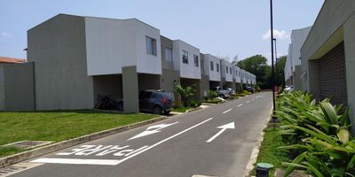 Casa para estrenar en Ciudad Country

Se vende espetacular casa en ciudad country, totalmente terminada, , cuenta con una excelente distribución y con muy buenos acabados, a diferencia de otras,la casa tiene un parqueadero, la unidad tiene una zona para las mascotas, gimnasio, piscina para adultos y niños, turco, parque infantil, parqueadero de visitantes afuera y adentro.Es un sector de alta valorización que es Ciudad Country

La casa cuenta con la siguiente distribución: en el primer piso encontramos 1 parqueadero,  sala comedor con salida al jardín exterior y zona BBQ, cocina integral con barra , zona de oficios amplia y baño social. El segundo nivel cuenta con 3 habitaciones, la principal con baño, vestier y salida independiente al balcon, baño de alcobas, sala de estudio  con salida al balcón.Edwin Salazar 3118417314