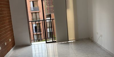 APTO REMODELADO, COCINA INTEGRAL, 3 ALCOBAS CON CLOSET C/U; 2 BAÑOS CON DIVISION EN VIDRIO Y MUEBLE; COCINA INTEGRAL. CERCA DEL C.C. LA ESTACION EN IBAGUE