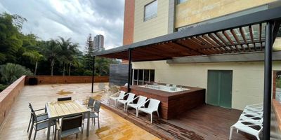 Apartamento amoblado ubicado en el sector del Tesoro, cuenta con facilidad de acceso a rutas de servicio público, además está cerca del centro comercial el tesoro, Mall del Este y clínica del Rosario, También fácil acceso a la Avenida las Palmas y loma del Tesoro.