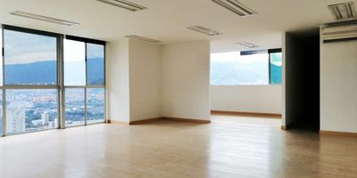 Oficina en arriendo en edificio empresarial en la Milla de oro, estratégica ubicación cerca a múltiples servicios complementarios del sector bancario y CC Santa fe. Rutas de transporte publico y facil acceso. Piso en porcelanato, 4 espacios, baño privado, cocineta, cableado de red, techo cielo raso, aire acondicionado privado, divisiones en drywall, y parqueaderos independientes cubiertos. Edificio con auditorio, baños comunales, parking visitantes con costo, vigilancia 24 horas, citofonia y circuito cerrado de tv. *Inmuebles sujetos a verificación de disponibilidad.*