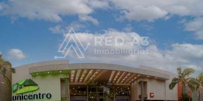 ¡Local Comercial en venta!  Con atractivo interés para aquellos inversionistas que buscan un inmueble bien ubicado y con estratégica localización en la ciudad de Pereira. 


Potencialidad o vocación de local comercial.

La zona en general presenta un uso comercial y residencial, con todos los servicios públicos, con importante actividad comercializadora y desarrollo inmobiliario, de lo cual deducen buenas perspectivas para diferentes tipos de empresas. 


Se encuentra ubicado en principal Centro Comercial de la ciudad en el sector de la Avenida 30 Agosto,  frente a el Aeropuerto Internacional Matecaña, con cercanía a urbanizaciones residenciales, estadio Hernan Ramirez Villegas, sistema Masivo transporte Megabus, almacenes retails, restaurantes, universidades, colegios, bancos, Cajeros Automáticos, Cuenta con diferentes vías de acceso totalmente pavimentadas en buen estado, por donde circulan fluidamente diferentes tipos de transporte publico y privado, que permiten llegar y salir rápidamente.


El Inmueble cuenta con excelente vitrina, y con un área construida total de 64 m2 (6.4 frente * 10 fondo). 

Rentabilidad mensual: $4.410.133.