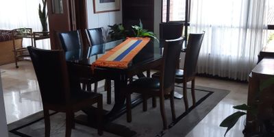 Apartamento en el sector de centenario piso 8 se alquila. Sala principal, sala auxiliar, Comedor, baño social mas 2 baños para las habitaciones, 3 alcobas, estudio Cuarto empleada con baño, zona oficios, cocina con entrada independiente. Portería 24 horas, ascensor, 2 parqueaderos. No tiene zonas sociales .Info : Edwin salazar 3158902462