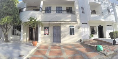 Aparta-estudio en Arriendo en el Barrio los Ángeles (portal de Almería), excelente ubicación frente al cc alamedas del Sinú, medicina integral, cerca de supermercados y fácil acceso a transporte publico. Terraza amplia con zona de parqueo, zona de estar, habitación con closet y baño interno, cocina y zona de labores. Incluye servicio de internet y de gas en el canon. Agua y Luz independiente. También arrienda para uso comercial.