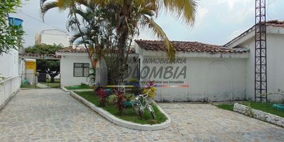 CASA DE UN PISO, CON EXCELENTE ÁREA, UBICACIÓN, ILUMINACIÓN Y VENTILACIÓN. CONSTA DE CINCO ALCOBAS CON CLOSET, CUATRO BAÑOS, SALA-COMEDOR, COCINA INTEGRAL, HALL, ZONA DE ROPAS, PATIO Y GARAJE. LA CASA CUENTA CON BAR Y PISCINA.