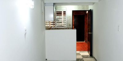 [VEN] ID HOUM: 28201

En Houm te ayudamos de forma fácil y segura. Los beneficios de comprar con nosotros:
    • Te ayudamos a conseguir financiamiento a través de una asesoría personalizada
    • Mediación y seguimiento de todo el proceso
    • Ponemos a tu disposición profesionales en notariado, registro y asesoría jurídica
¡Solo te preocupas de las firmas!

Casa en venta, ubicada en el barrio El Poa, El Rincón, con una superficie construida de 60.00 m² y superficie total de 60.00 m². 

Sus principales características son:

    • 4 dormitorios
    • 1 baño
    • Admite mascotas
    • Año de construcción: 2021
            
Si compras con nosotros, te brindamos asesoría personalizada durante todo el proceso.
        
Más que una inmobiliaria, somos Houm.
*Aplican T&C