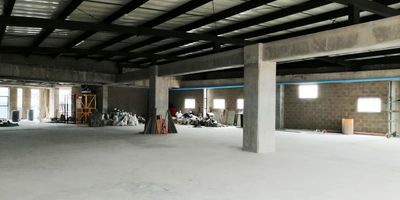 Bodega de Almacenaje en arriendo en el sector Hortencia, cerca a Centro Comercial Platino Plaza, Mall Laureles del Sur, supermercados de cadena, restaurantes, acceso a rutas de transporte y servicios complementarios. Piso en mortero, 1 espacio, baño privado, area de recepción, piso reforzado, energía monofásica, puerta camión, zona de carga, malacate, balcón, area de oficinas. Edificio con ascensor, vigilancia 24 hrs, citofonia, bahia de parqueo y circuito cerrado de tv. *Inmuebles sujetos a verificación de disponibilidad.*