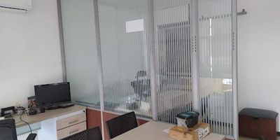 Oficina para la venta ubicada en la Milla De Oro el Poblado, cuenta con amplios y cómodos espacios, buena iluminación natural y aire acondicionado, 3 parqueaderos privados y 3 cuarto útiles. incluye red Wifi, y telefonía cisco. Edificio empresarial situado cerca de centros comerciales, entidades financieras, zona hotelera y comercial. el edificio cuenta con vigilancia permanente, auditorio para 50 personas, zona verde de esparcimiento, parqueaderos de visitantes.