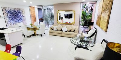 Casa en venta unidad cerrada ubicada en el sector conocido como Loma del Atravezado con facil acceso desde el Esmeraldal y desde la Intermedia. Rutas de transporte. Ambiente campestre y tranquilo. Piso en porcelanato, dos niveles, sala comedor, estar de tv, estudio, 3 alcobas con baño en cada una, cocina integral abierta tipo americano, alcoba y baño de servicio, balcon, terraza, jardín y parqueaderos independientes (2 cubiertos). Piscina, gym, salon social, parque infantil, alarma, vigilancia 24 horas, citofonia y circuito cerrado de tv.