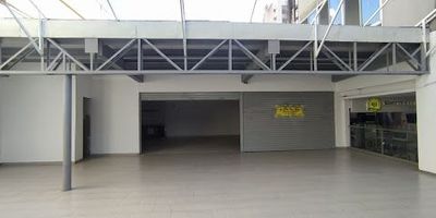 LOCAL COMERCIAL EN VENTA EN CENTRO COMERCIAL CAMINO REAL, UBICADO EN EL CUARTO PISO EN LA ZONA DE COMIDAS, TIENE UN AREA DE 70.25 M2  TERRAZA AL AIRE LIBRE DE USO EXCLUSIVO DEL LOCAL CON UN AREA DE 103.74 M2. PARA UN TOTAL DE AREA APROVECHABLE DE 174 M2. UBICADO AL FRENTE DE LA SALIDA DEL ASCENSOR. CUENTA CON DUCTO EXTRACTOR, CAMPANA, RED DE GAS. IDEAL PARA RESTAURANTE DE MANTEL O COMIDAS RAPIDAS.