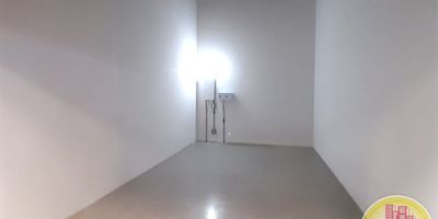 Código 6732. 1° Piso en edificación de 7° pisos. Acceso al inmueble: sendero peatonal, ascensor y escalas. Costos Mensuales: Canon de Arriendo con Fianza Incluida ($1.723.200) + Admón. C.C ($810.500) + IVA ($327.500). Disponible para venta código 2776.