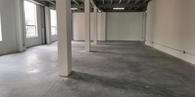 Se vende bodega en el sector de San Diego,  cuatro niveles, base de 650 metros, puerta camión y malacate para dos toneladas, excelente ubicación.