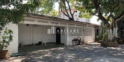 En venta, una espaciosa casa en el tradicional barrio Manga, Cartagena, Bolívar. Esta propiedad ofrece 1500 m² construidos, distribuidos en 3 habitaciones y 4 baños, además de 1 parqueadero. Disfrute de su patio y una generosa terraza. Con una antigüedad de solo 1 año, esta casa es una excelente opción en la ciudad. Para más información sobre esta casa en venta en Manga, Cartagena, contáctenos vía WhatsApp, pida que le llamen o consulte los teléfonos disponibles. Su hogar en Bolívar le espera.