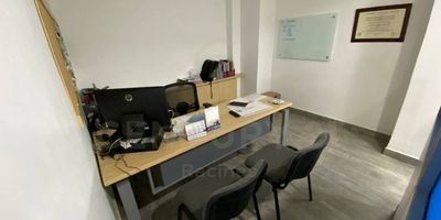 Oficina ubicada estratégicamente en vía principal con acabados de lujo cuenta con dos parqueaderos externos, un parqueadero interno, unidad de aire acondicionado central para los tres pisos. Primer Piso: Tres espacios para archivo, amplia recepción, dos baños (mujer, hombre), espacio para varios módulos de oficina, pisos en porcelanato mate y patio con espacio para mini cocina y aseo. Segundo Piso: Oficina de gerencia con baño independiente, sala de juntas, dos baños (mujer, hombre), espacio amplio para servidores o archivo y espacio para varios módulos de oficina.
Tercer Piso: Dos baños con ducha cada uno, espacio amplio para archivo, cocina amplia iluminada, zona de condensadora de aires y espacio para capacitaciones. No pierdas la oportunidad de hacer crecer tu negocio, llámanos