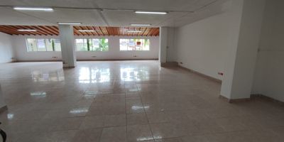 Local de 180m2, Cuenta con baño para hombres, baño para mujeres, cocineta pequeña, cuarto útil.   Queda a 3 minutos del parque de Rionegro, cuenta con parqueadero para visitantes.  Está ubicado en El Centro Comercial Córdoba, segundo piso. Arriendo $3.500.000