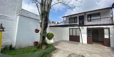 Casa en venta ubicado en La Ceja sector Viva Casa unifamiliar de 2 niveles en un sector muy seguro y tranquilo.Cerca a Centro comercial Viva, colegio Bul, terminal de transporte y unidad deportiva.Comodidades Sala-comedor, 1 alcoba, 1 closet, 2 baños, cocina abierta integral, zona de ropas, balcón, 2 niveles, garaje doble lineal, puerta eléctrica y zonas verdes.