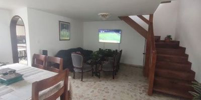 Casa en venta ubicado en Rionegro sector Los Lagos

Valor predial: $100.333 trimestral
Avaluó catastral: $80.266.126

Cerca a: Hospital regional.

Comodidades: Sala-comedor, 5 alcobas, 4 closet, 3 baños, cocina cerrada integral mixta, balcón, 2 niveles, patio, cuarto útil, servicios públicos y red de gas.