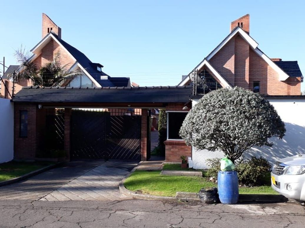 Casa de 5 alcobas en venta en San José De Bavaria, Bogotá, 820 m² · foto 2 de 10