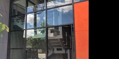 Bodega en arriendo Bello, excelente sector, cuenta con un área de 2035 m2 distribuida 1.679 en primer nivel y mezanine 356m2, parqueadero, portería, capacidad del primer piso 2 toneladas x m2, capacidad piso dos 2 toneladas x m2, energía trifásica de 75 KVA, doble altura, 4 baños, primer nivel. Renta